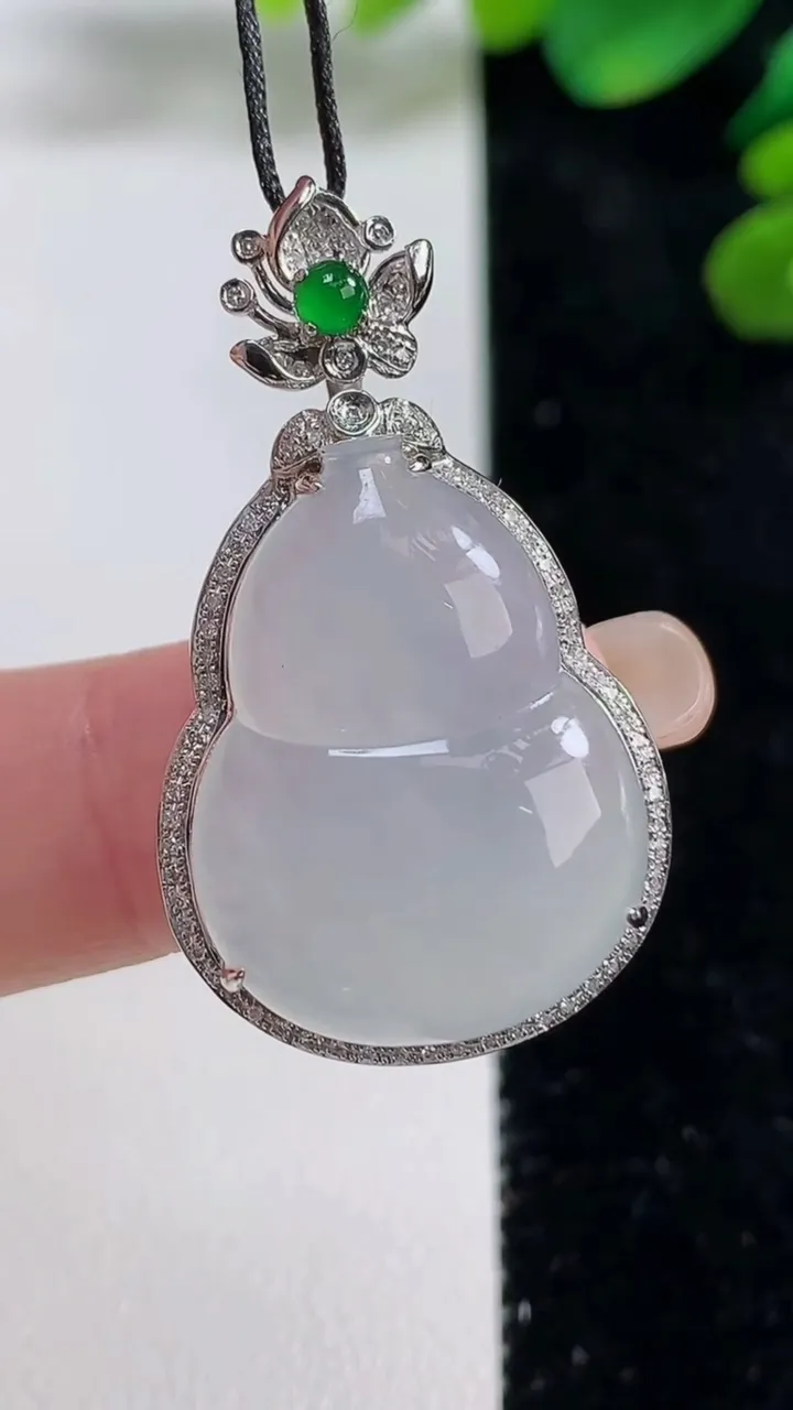 天然A货翡翠种白冰葫芦吊坠，尺寸36-21-9.2，裸石23.8-18重量:6.64g
9月5日