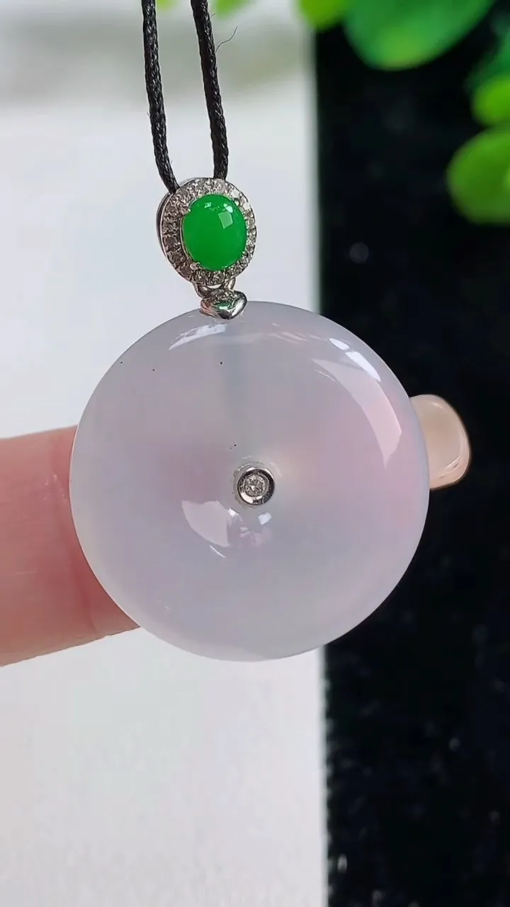 天然A货翡翠种白冰平安扣吊坠，尺寸21-4.6，重量:5.14g
9月5日