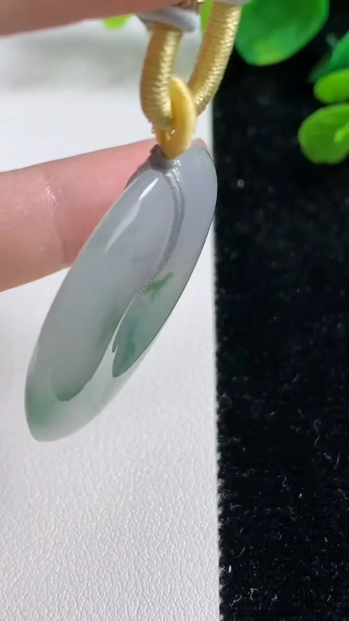 天然A货翡翠冰种飘花平安扣吊坠，尺寸36-5.5，重量:18.97g
9月5日