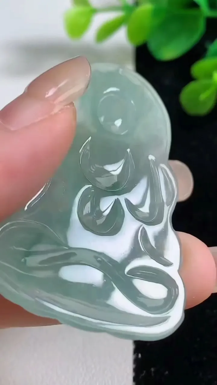 天然A货翡翠冰种飘花大势至观音菩萨吊坠，尺寸55.3-33-4.2，重量:15.29g
9月5日