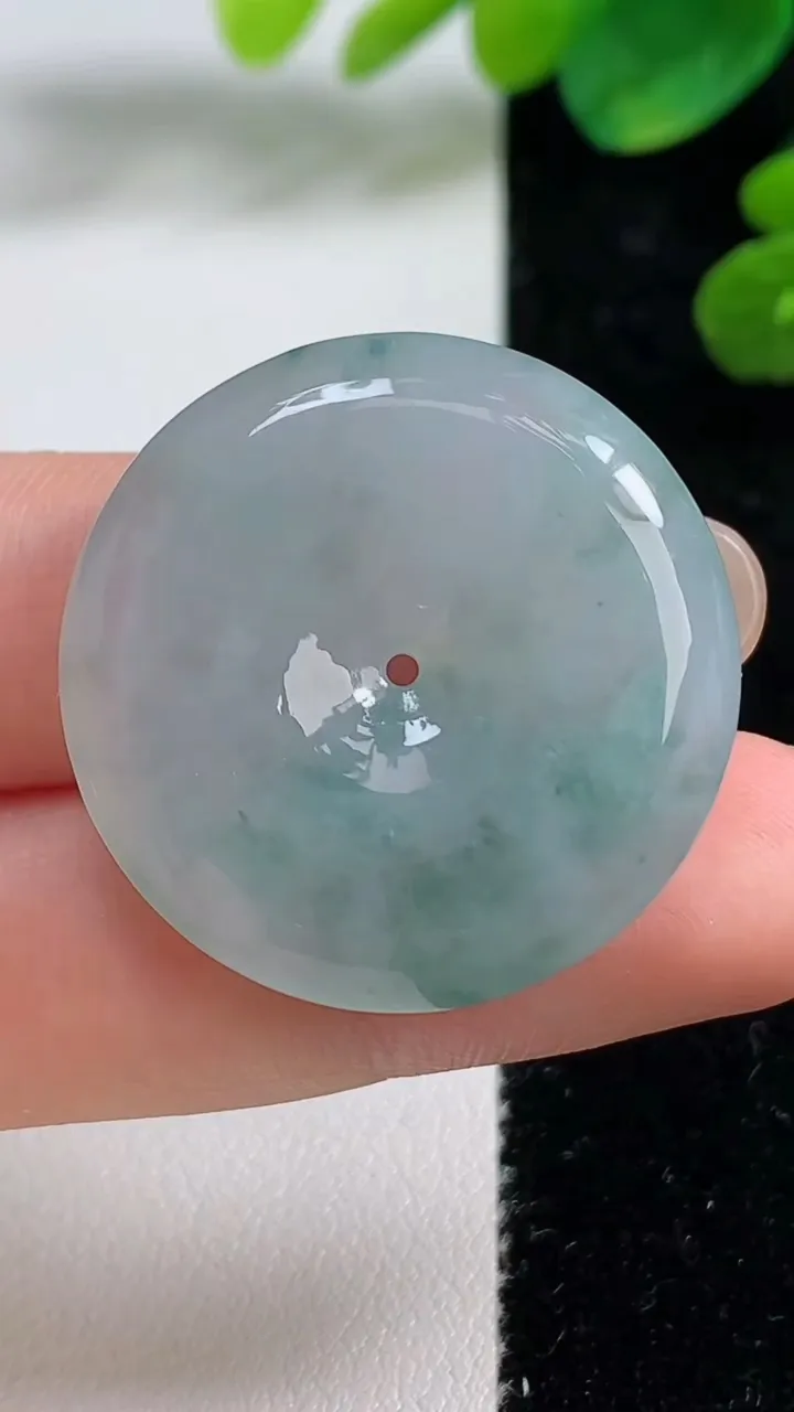 天然A货翡翠冰种飘花平安扣吊坠，尺寸29.6-6.2，重量:12.06g
9月5日