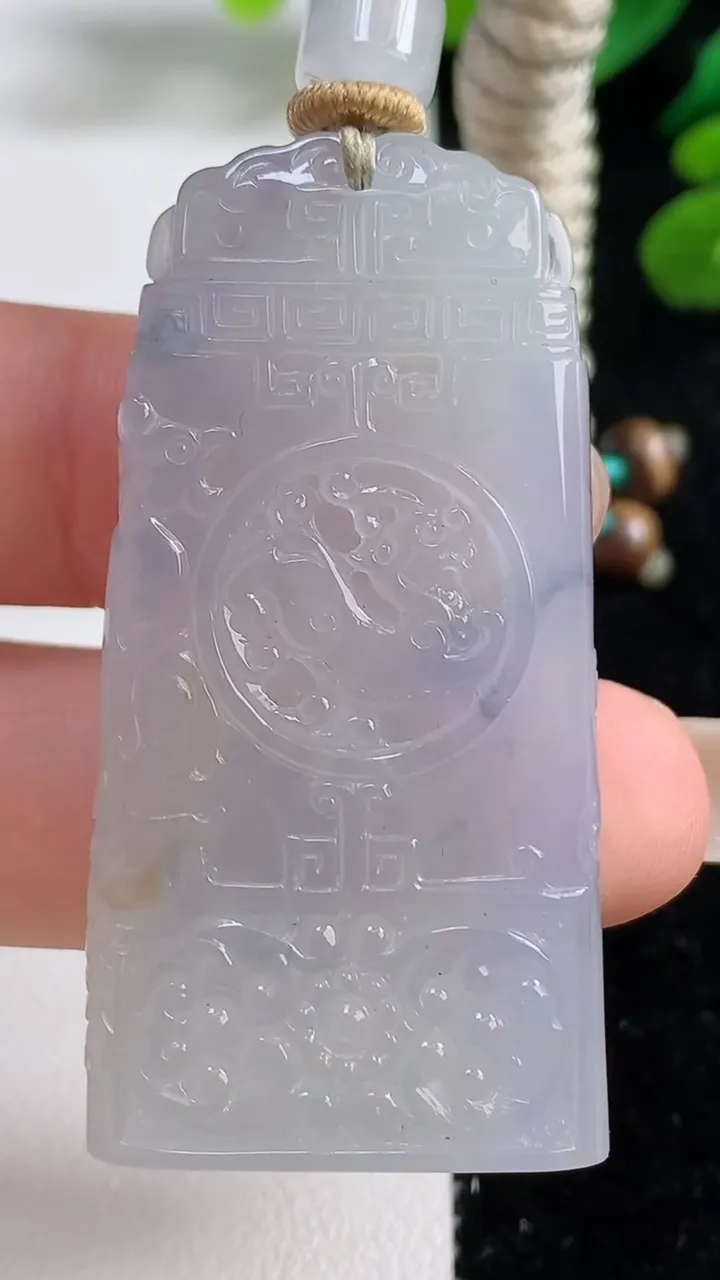 天然A货翡翠种紫罗兰仿古无事牌吊坠，尺寸50-25.7-6，重量:24.50g
9月5日