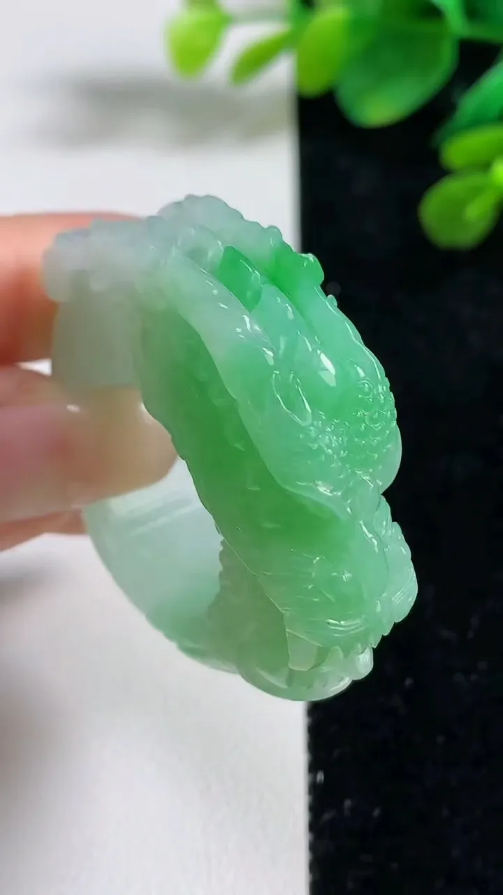 天然A货翡翠龙头指环扳指，尺寸23-11.6-15.4，重量:33.50g2025年9月5日
工厂直销收藏佳品,种好水足，色泽均匀，有种有色，上手高大气！
