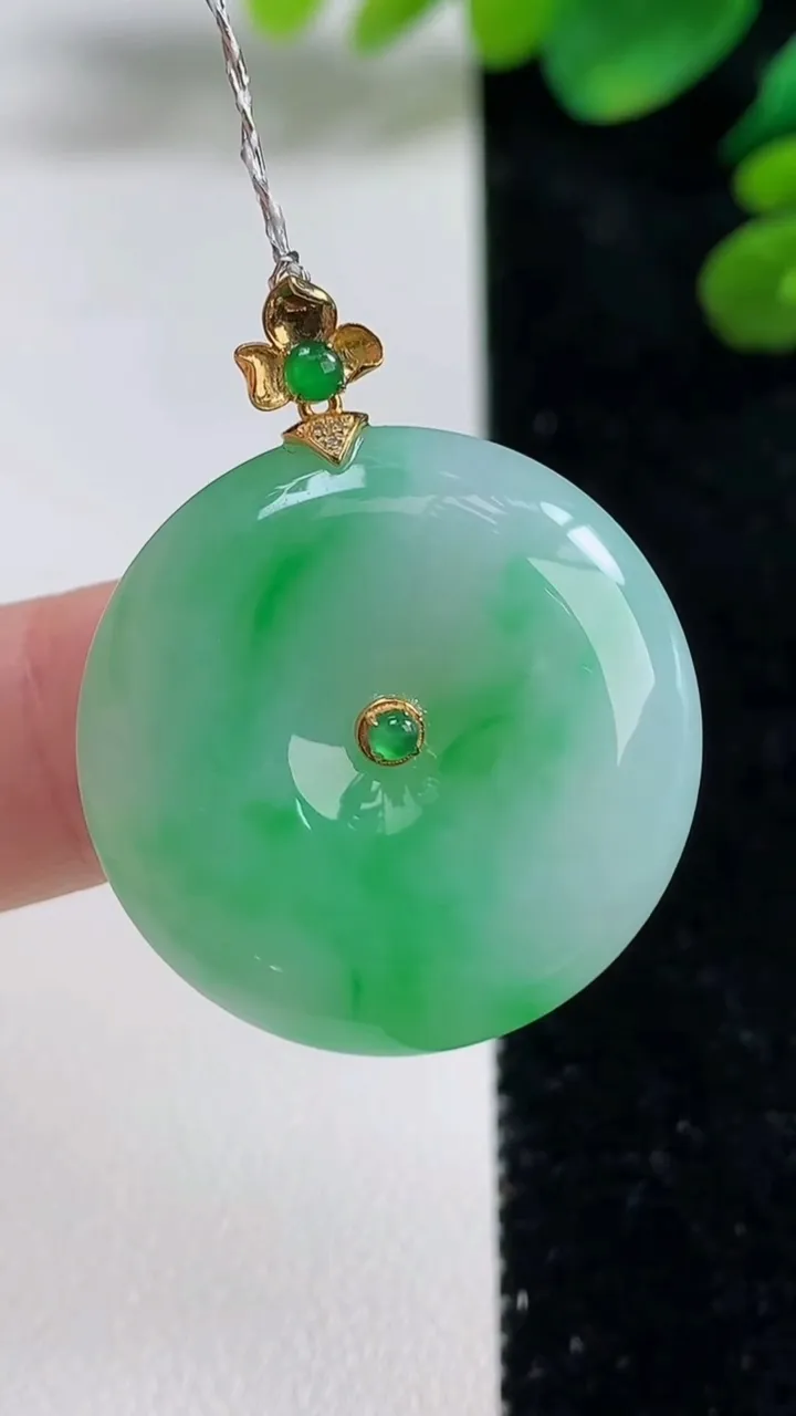天然A货翡翠平安扣吊坠，尺寸26-5.8，重量:8.82g
9月5日
