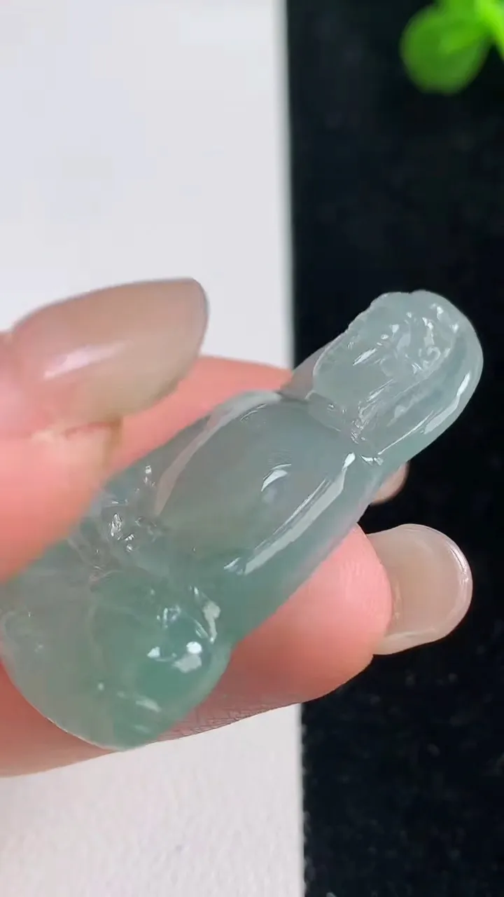天然A货翡翠大日如来吊坠，尺寸39-22.3-5.2，重量:8.05g
9月6日