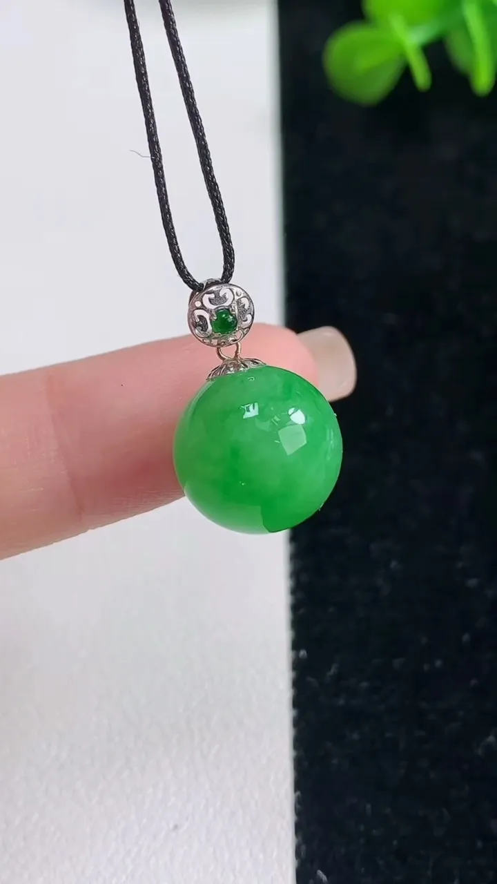 天然A货翡翠圆珠吊坠，尺寸12，重量:3.79g
9月6日