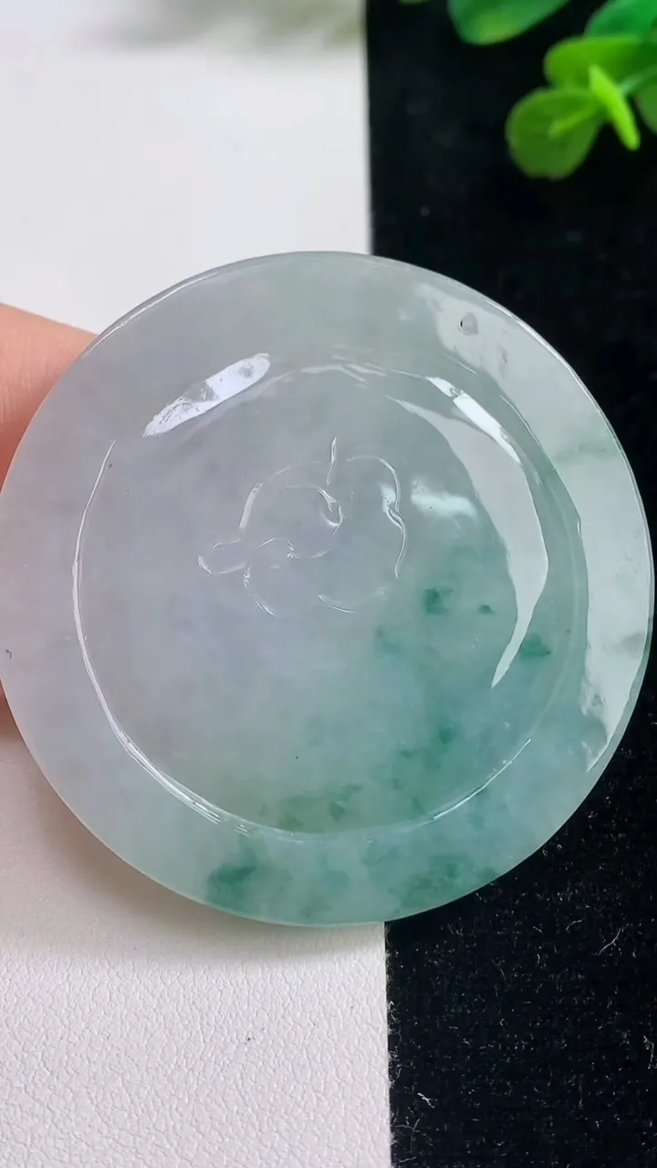 天然A货翡翠飘花山水观音菩萨吊坠，尺寸53.9-6.8，重:35.35g
9月6日