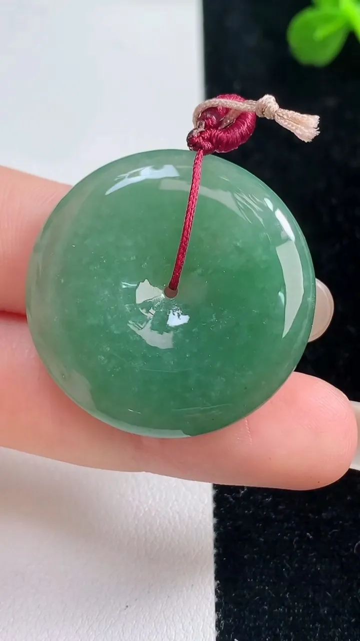 天然A货翡翠平安扣吊坠，尺寸31.6-5.6，重量:12.11g
9月6日