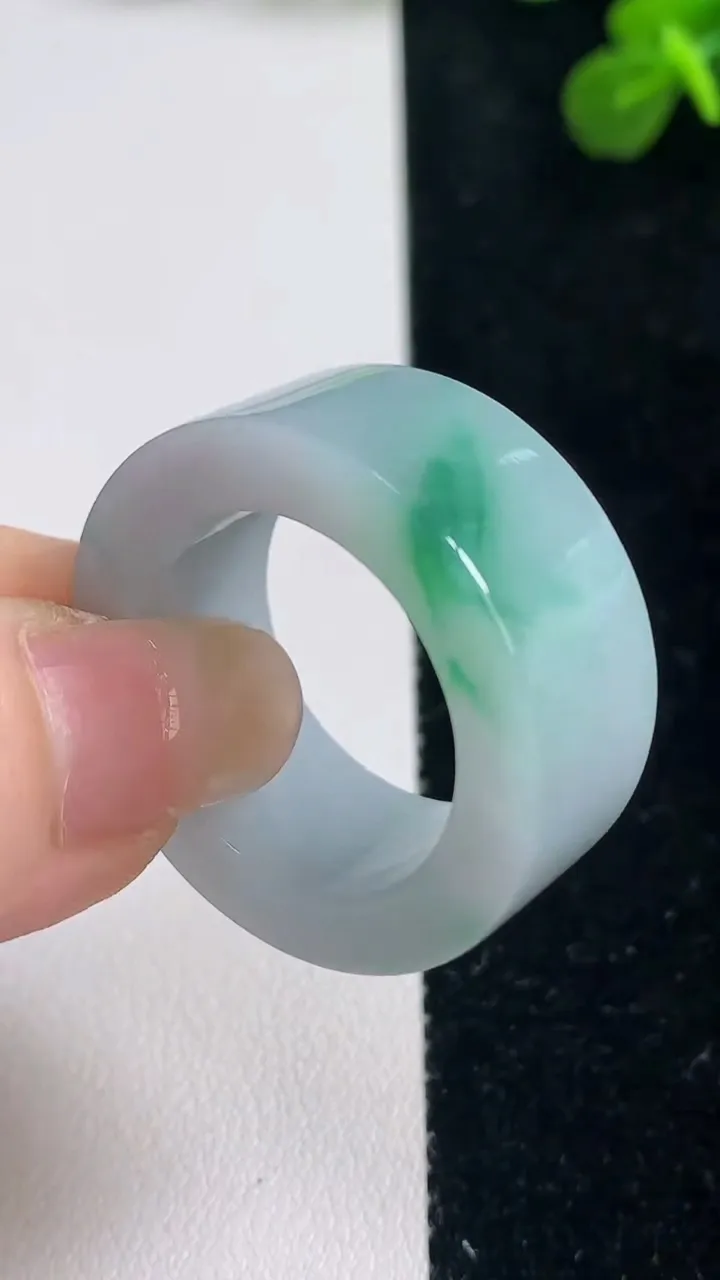 天然A货翡翠指环扳指，尺寸21.7-12-4，重量:16.74g2025年9月6日
工厂直销收藏佳品,种好水足，色泽均匀，有种有色，上手高大气！