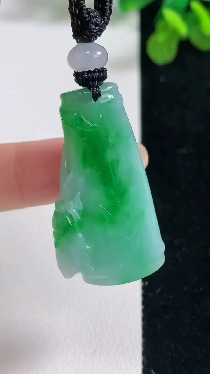 天然A货翡翠节节高升 竹节吊坠，尺寸38.8-20.8-8.2，重量:17.10g
9月6日