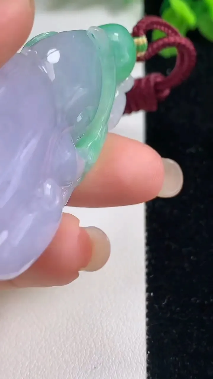 天然A货翡翠春带彩紫罗兰蜻蜓吊坠，尺寸58.6-29.8-13，重量:40.89g
9月6日