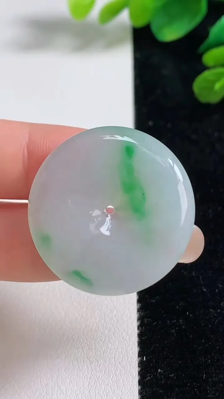 天然A货翡翠平安扣吊坠，尺寸31-5.3，重量:11.26g
9月6日