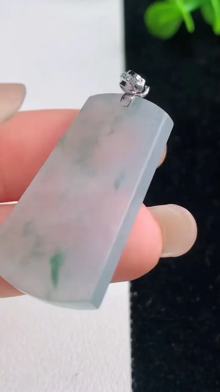 天然A货翡翠种飘花无事牌吊坠，尺寸34-20.6-3.3，重量:7.50g
9月6日