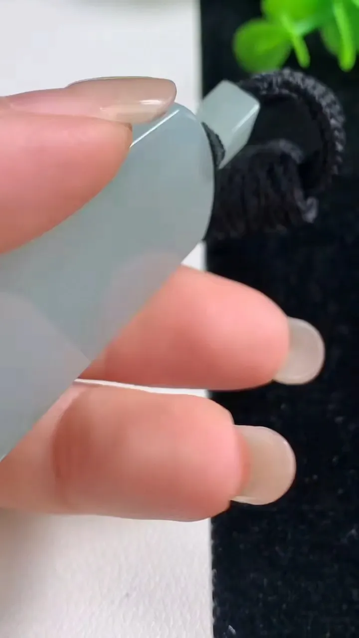 天然A货翡翠冰种飘花无事牌吊坠，尺寸52-26.8-5.3，重量:25.25g
9月6日