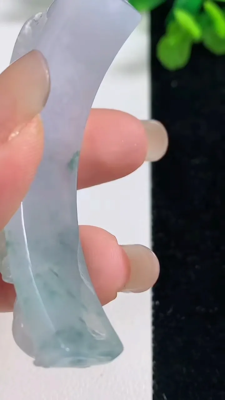 天然A货翡翠种飘花龙龙手牌，尺寸58.6-12.4-10，重量:20.68g
9月6日