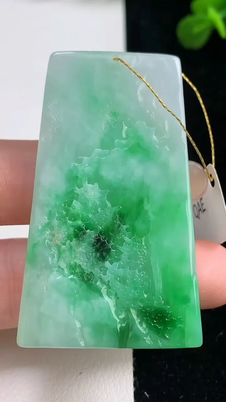 天然A货翡翠山水牌吊坠，尺寸52.6-32-4，重量:18.29g
9月6日