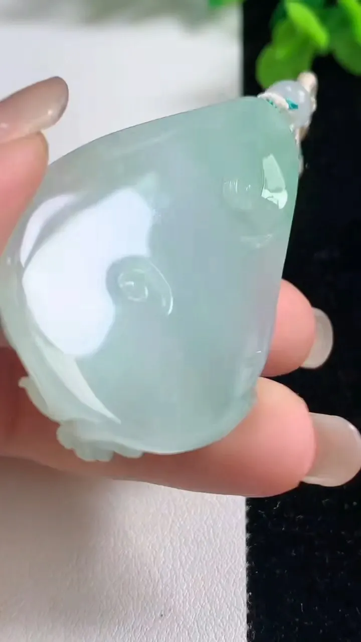 天然A货翡翠梅花鹿吊坠，尺寸52.7-35.3-13.5，重量:34.69g
9月6日
