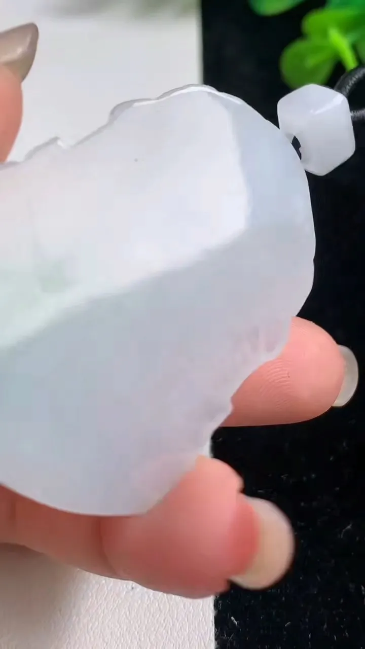 天然A货翡翠冰种飘花观音头吊坠，尺寸49.8-37-11，重量:34.05g
9月6日