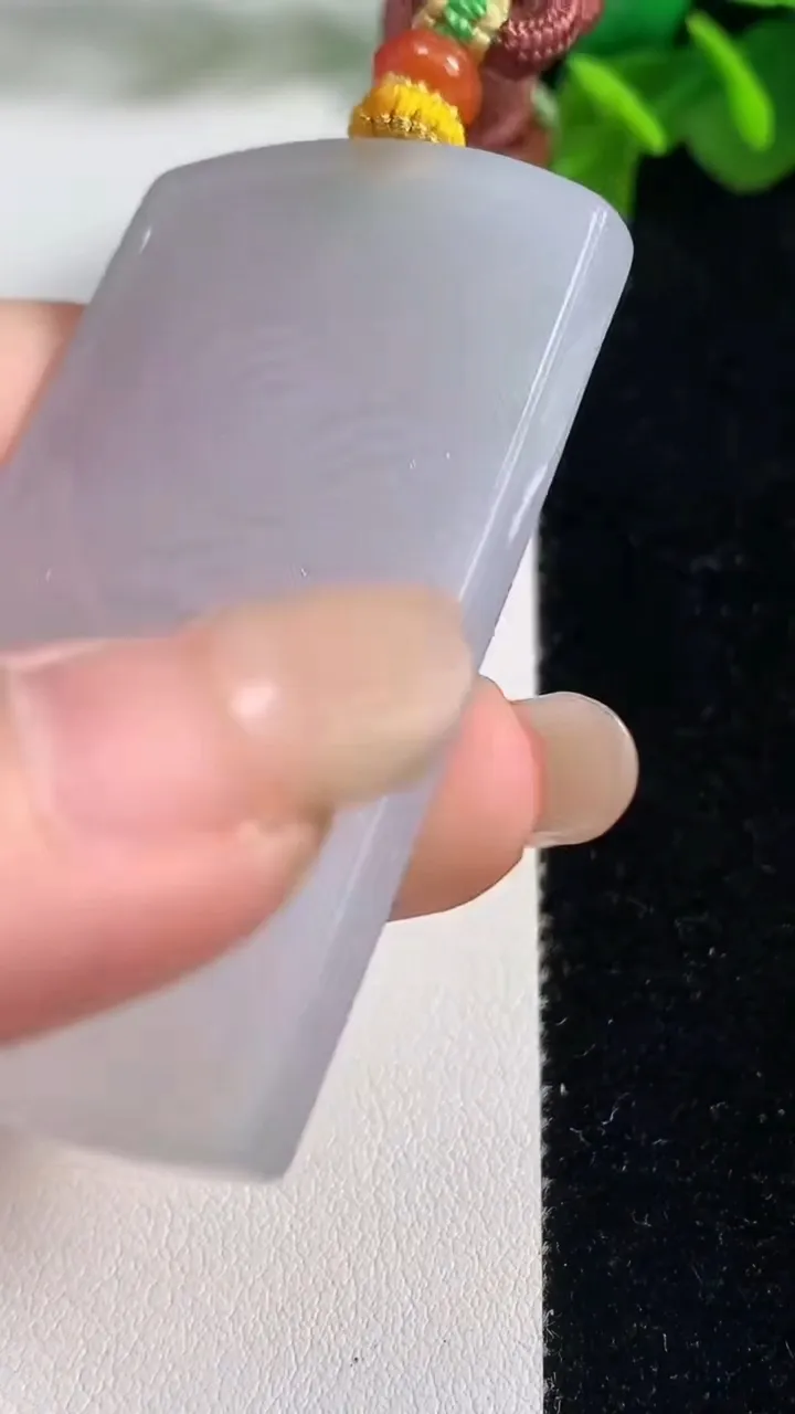 天然A货翡翠牌吊坠，尺寸58-36-4.4，重量:36.77g
9月6日