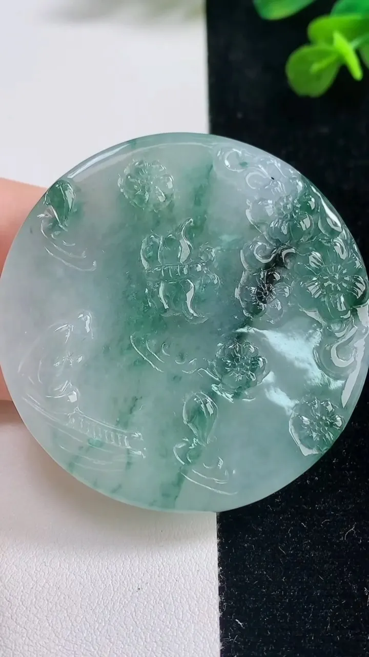 天然A货翡翠种飘花不动明王吊坠，尺寸53-11.2，重:58.20g
9月6日