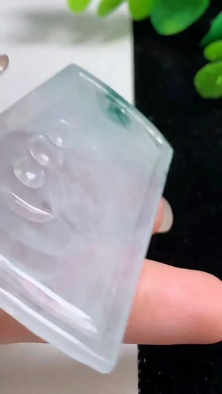 天然A货翡翠种飘花大势至观音菩萨吊坠，尺寸60.7-39.7-4.4，重量:26.76g
9月6日