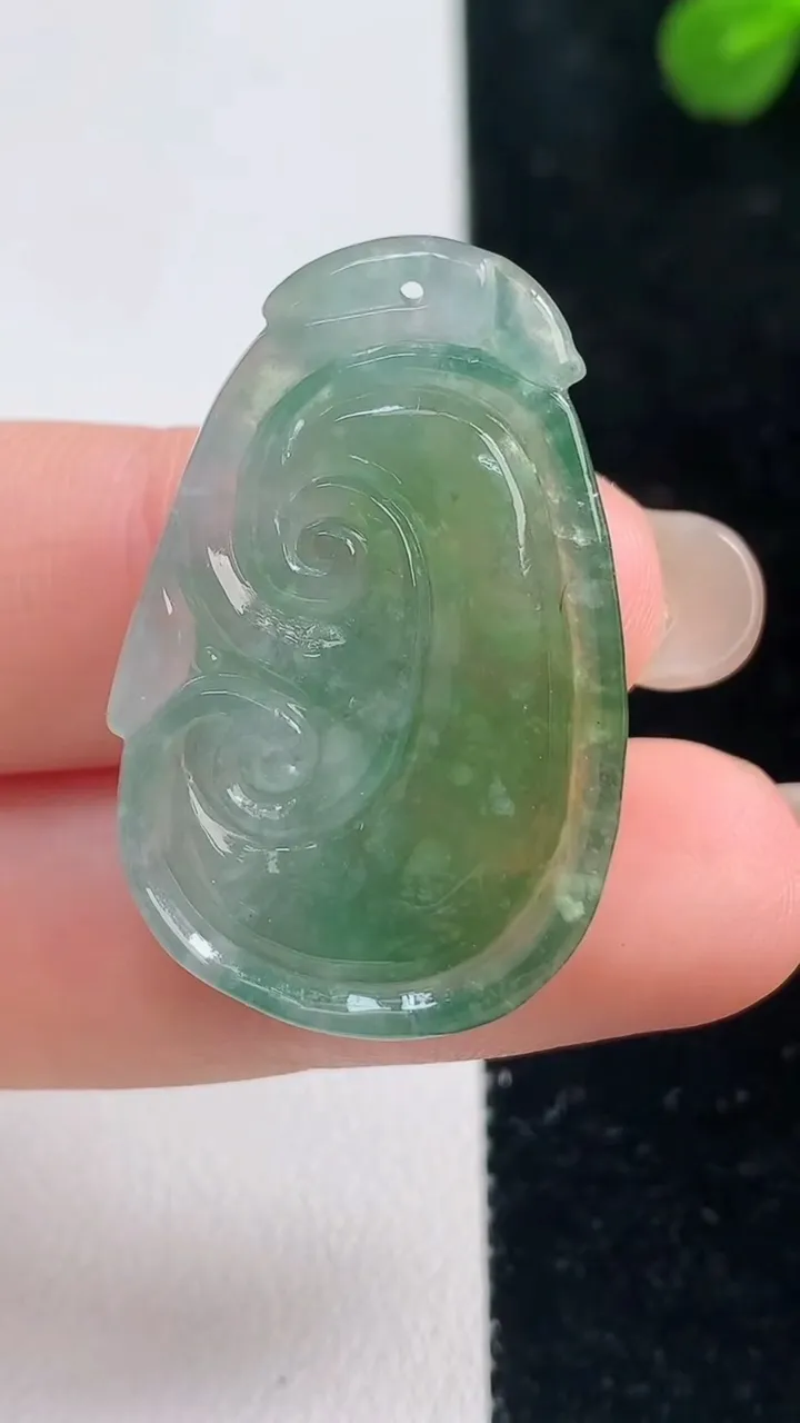 天然A货翡翠如意吊坠，尺寸33.3-21-6，重量:7.86g
9月6日