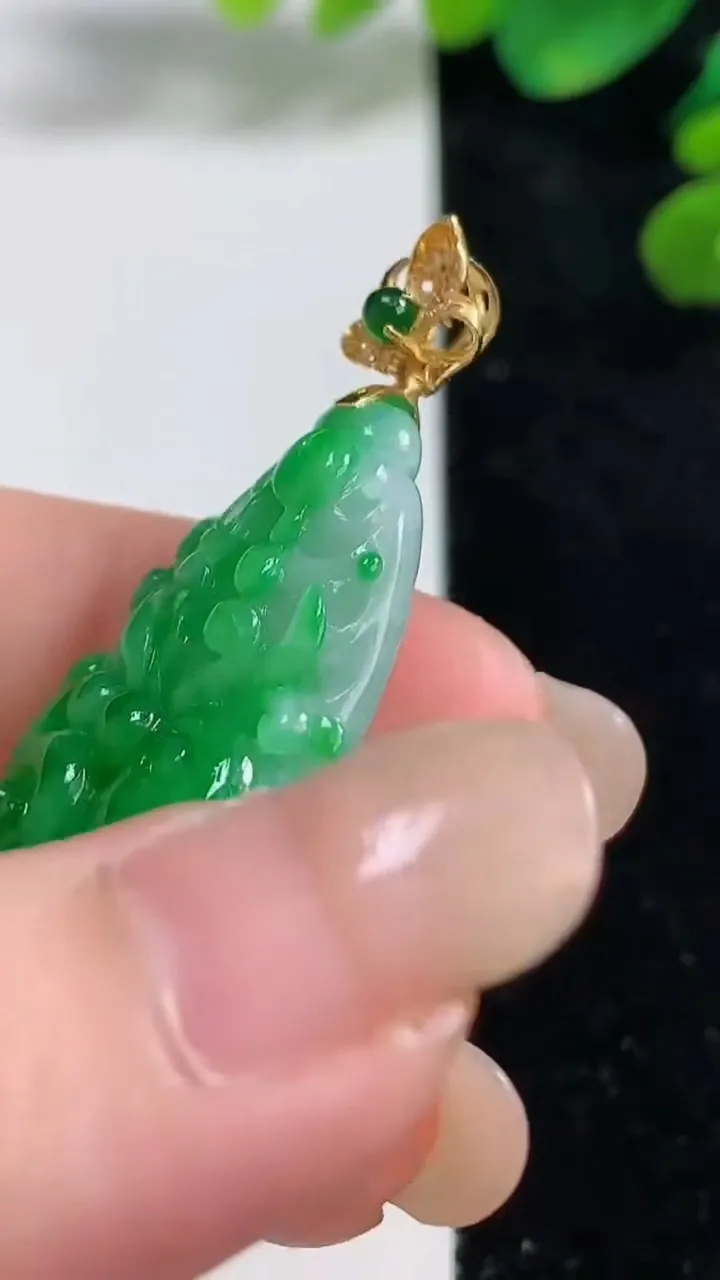 天然A货翡翠白菜吊坠，尺寸36.5-22.4-10，重量:11.85g
9月6日