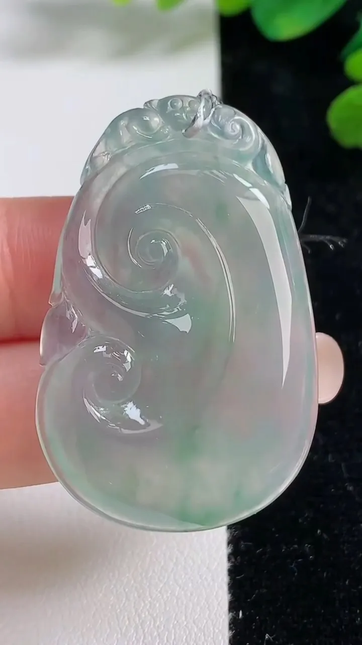 天然A货翡翠如意吊坠，尺寸43.8-28.4-5，重量:13.37g
9月6日