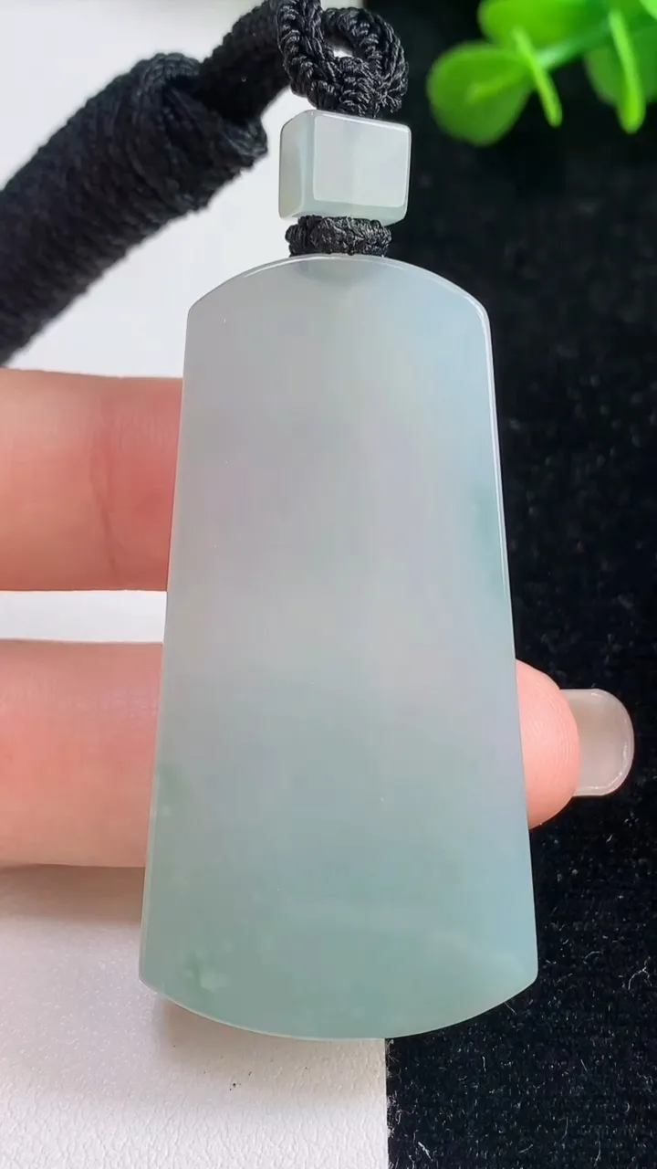 天然A货翡翠冰种飘花无事牌吊坠，尺寸52-26.8-5.3，重量:25.25g
9月6日