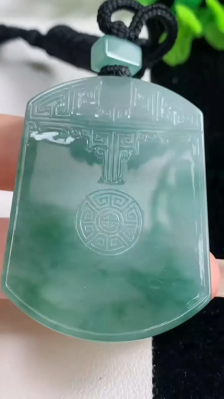 天然A货翡翠种飘花仿古无事牌吊坠，尺寸52.5-38.5-5.8，重量:40.18g
9月6日