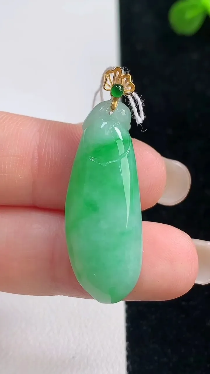 天然A货翡翠福瓜吊坠，尺寸32.2-12-5.4，重量:4.89g
9月6日