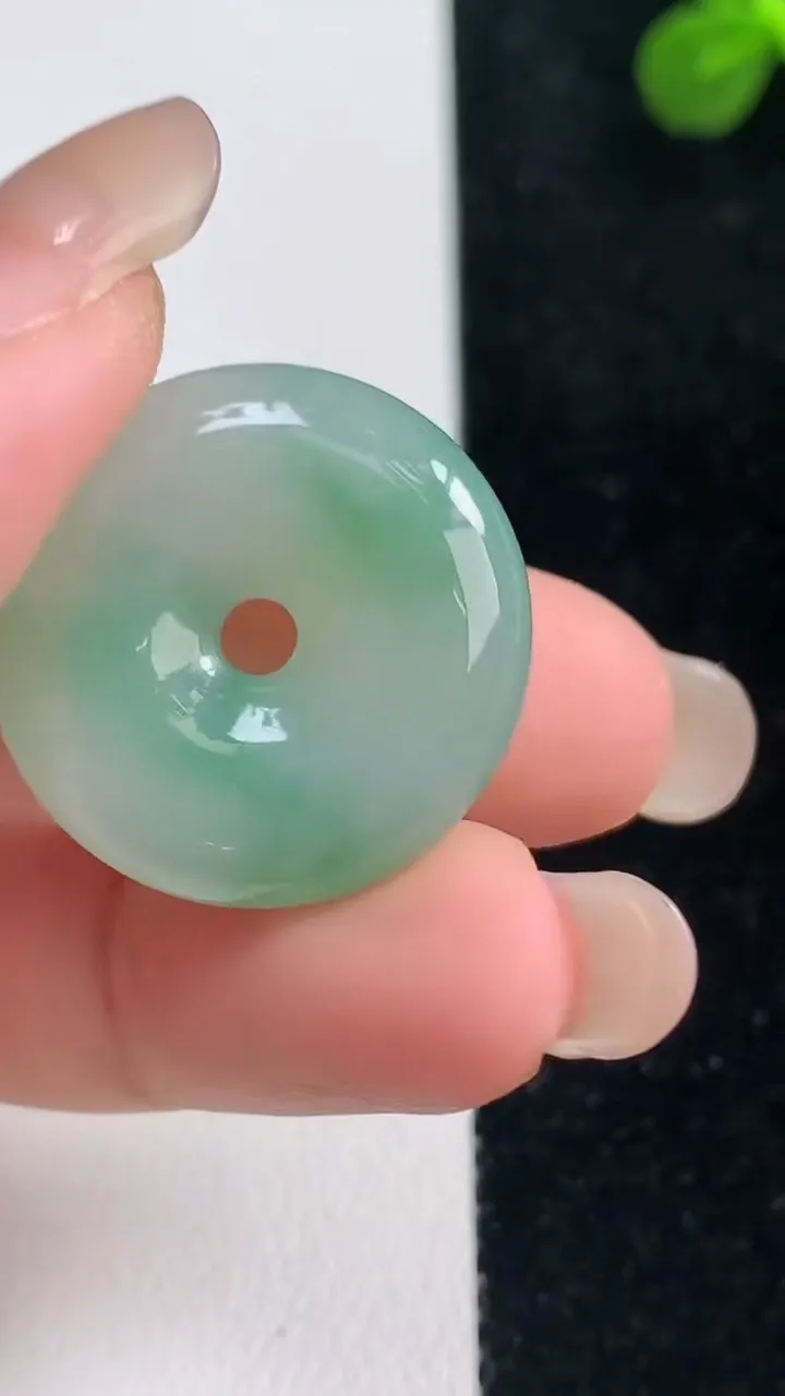 天然A货翡翠平安扣吊坠，尺寸23.2-6.5，重:7.50g
9月6日