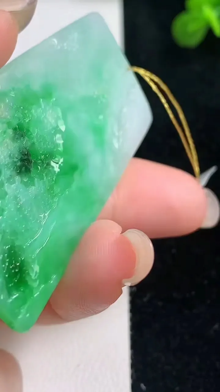 天然A货翡翠山水牌吊坠，尺寸52.6-32-4，重量:18.29g
9月6日