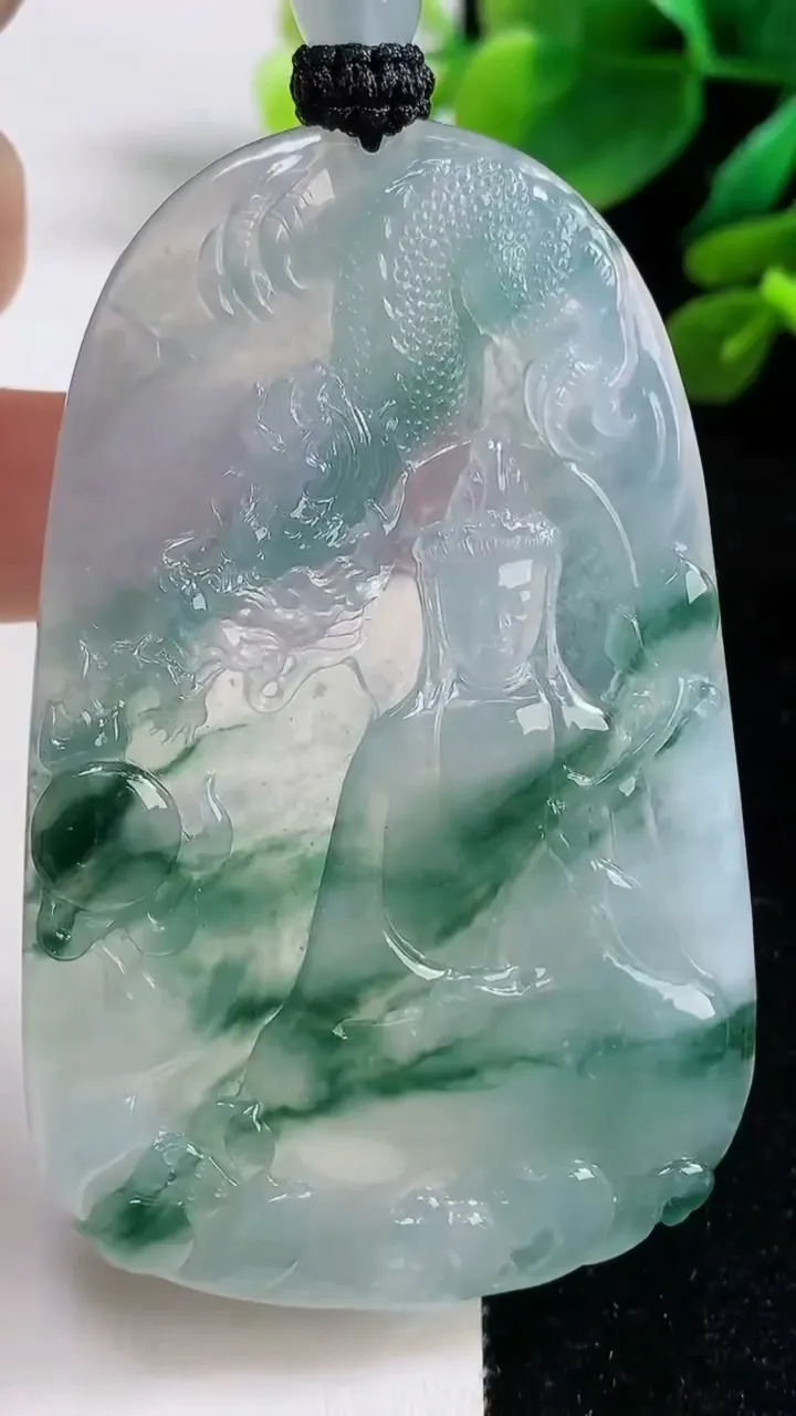 天然A货翡翠种飘花祥龙大势至观音菩萨吊坠，尺寸70-44.8-5.3，重量:43.68g
9月6日