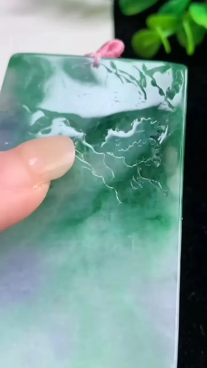 天然A货翡翠春带彩紫罗兰山水牌吊坠，尺寸69.5-46.2-5.8，重量:44.41g
9月6日