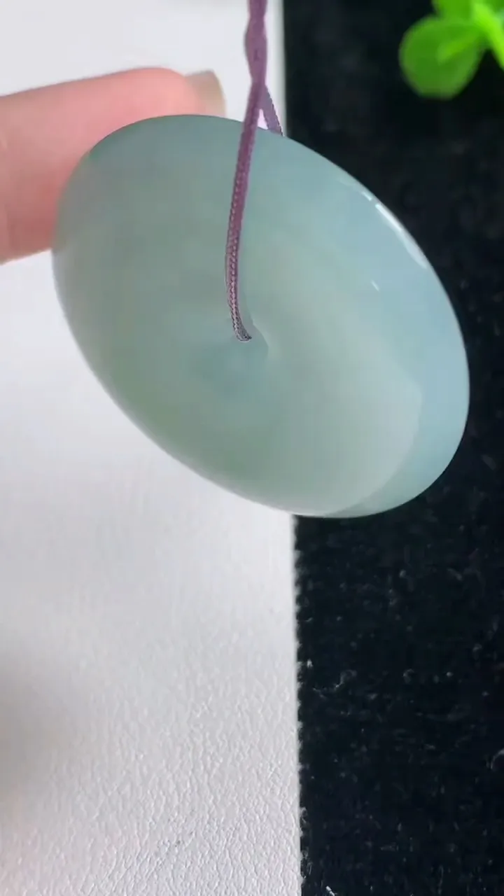 天然A货翡翠平安扣吊坠，尺寸36.5-6，重量:17.35g
9月6日