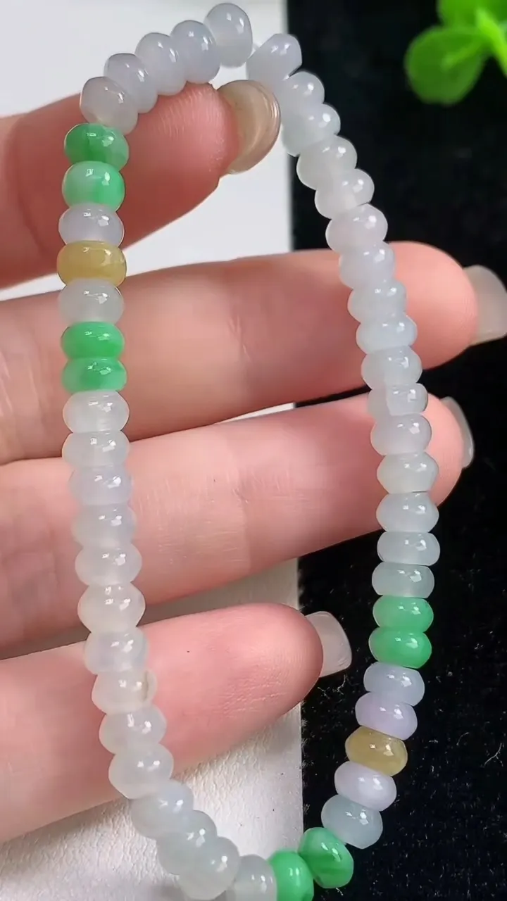 天然A货翡翠种三彩算盘珠手串，尺寸5.5-3，重:10.49g9月6日
工厂直销收藏佳品,种好水足，色泽均匀，有种有色，上手高大气！