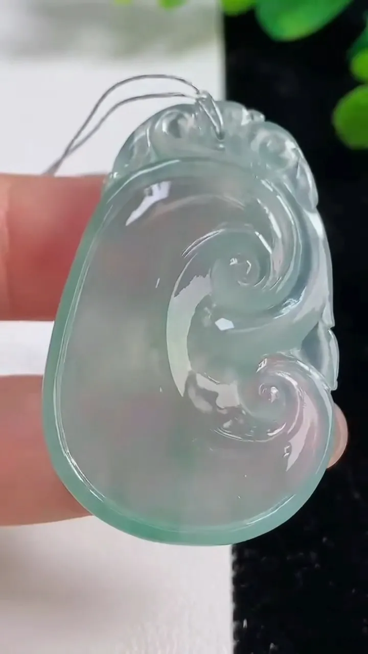 天然A货翡翠如意吊坠，尺寸43.8-28.4-5，重量:13.37g
9月6日