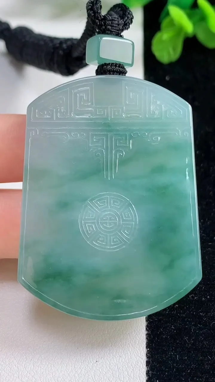 天然A货翡翠种飘花仿古无事牌吊坠，尺寸52.5-38.5-5.8，重量:40.18g
9月6日