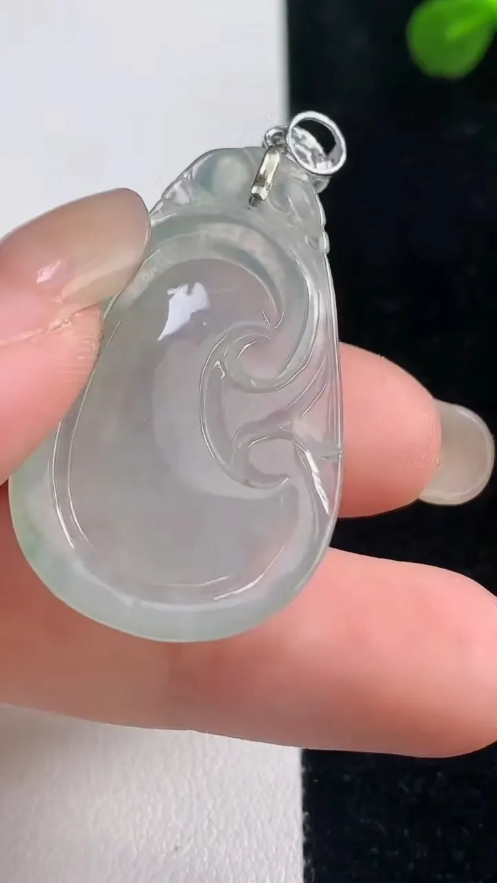 天然A货翡翠种飘花如意吊坠，尺寸43.2-23.2-6.5，重:8.99g
9月6日