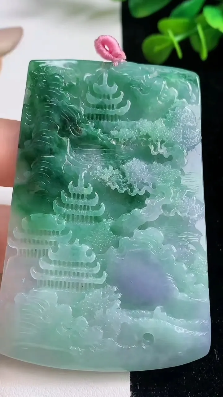 天然A货翡翠春带彩紫罗兰山水牌吊坠，尺寸69.5-46.2-5.8，重量:44.41g
9月6日