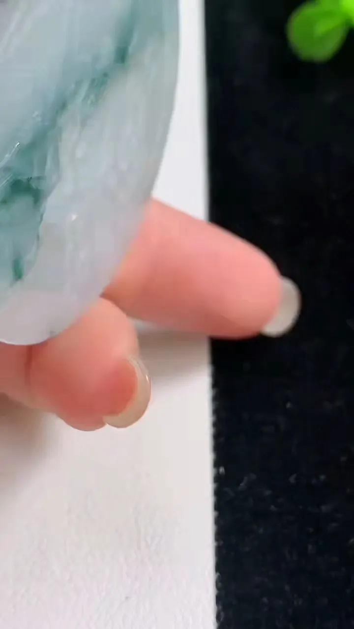 天然A货翡翠大日如来吊坠，尺寸48-5，重:24.10g
9月6日