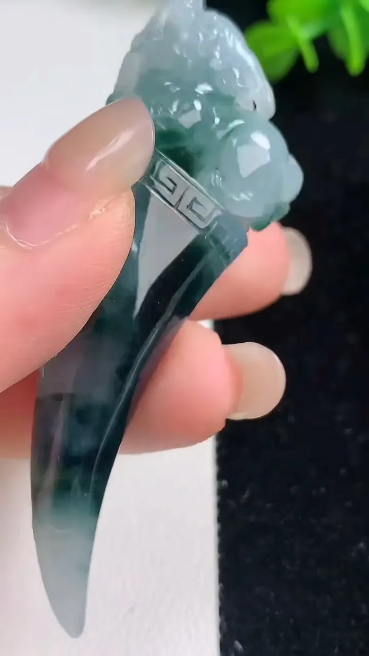 天然A货翡翠飘花龙牙吊坠，尺寸69-22.8-11.5，重量:23.67g
9月6日