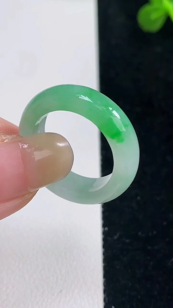 天然A货翡翠指环戒指，尺寸18.8-6-3.5，重量:5.00g2025年9月6日
工厂直销收藏佳品,种好水足，色泽均匀，有种有色，上手高大气！