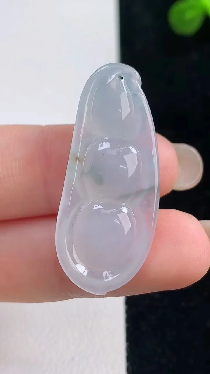 天然A货翡翠冰种飘花福豆吊坠，尺寸35.4-15-6，重量:5.36g
9月6日