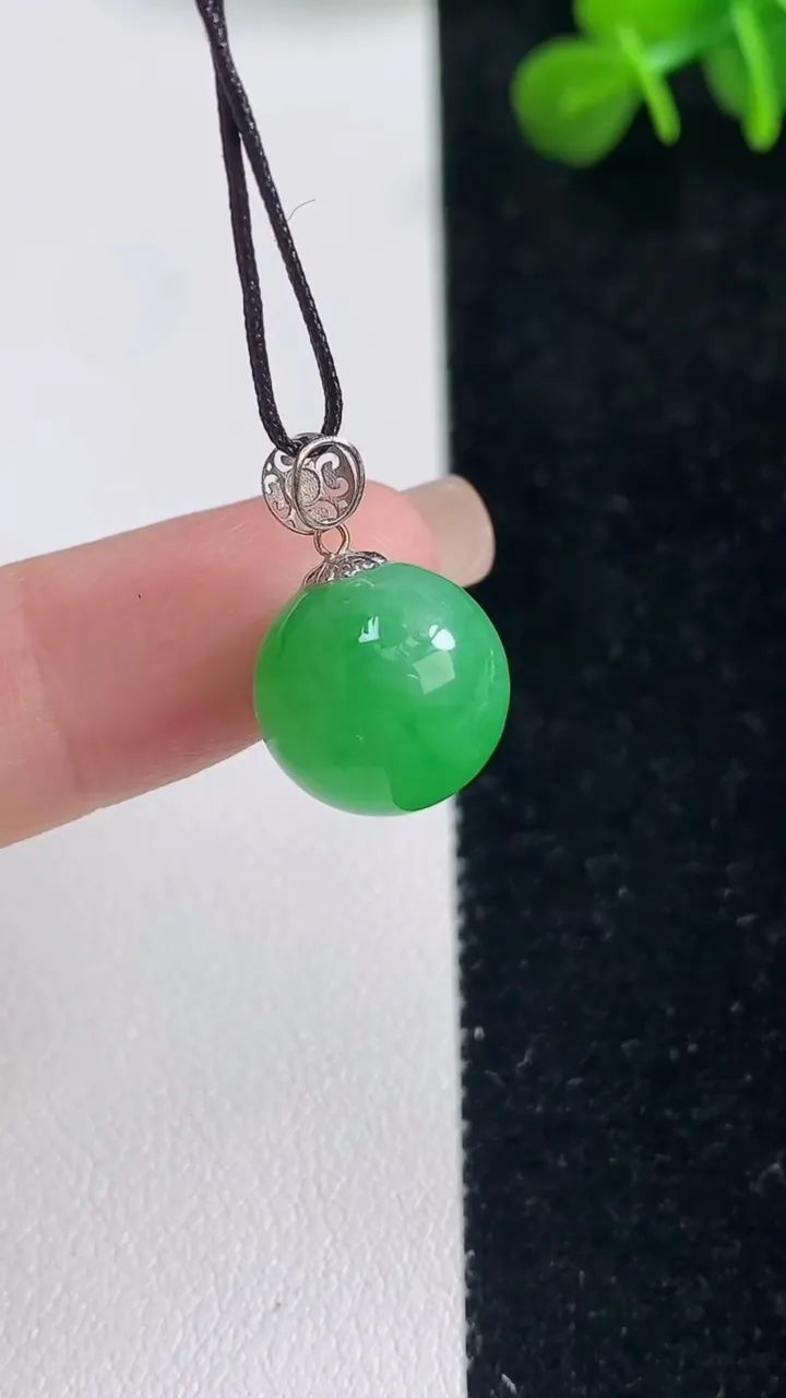 天然A货翡翠圆珠吊坠，尺寸12，重量:3.79g
9月6日