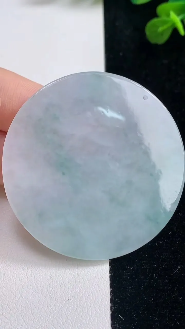 天然A货翡翠飘花大日如来吊坠，尺寸 51.2-5.7，重:28.21g
9月6日