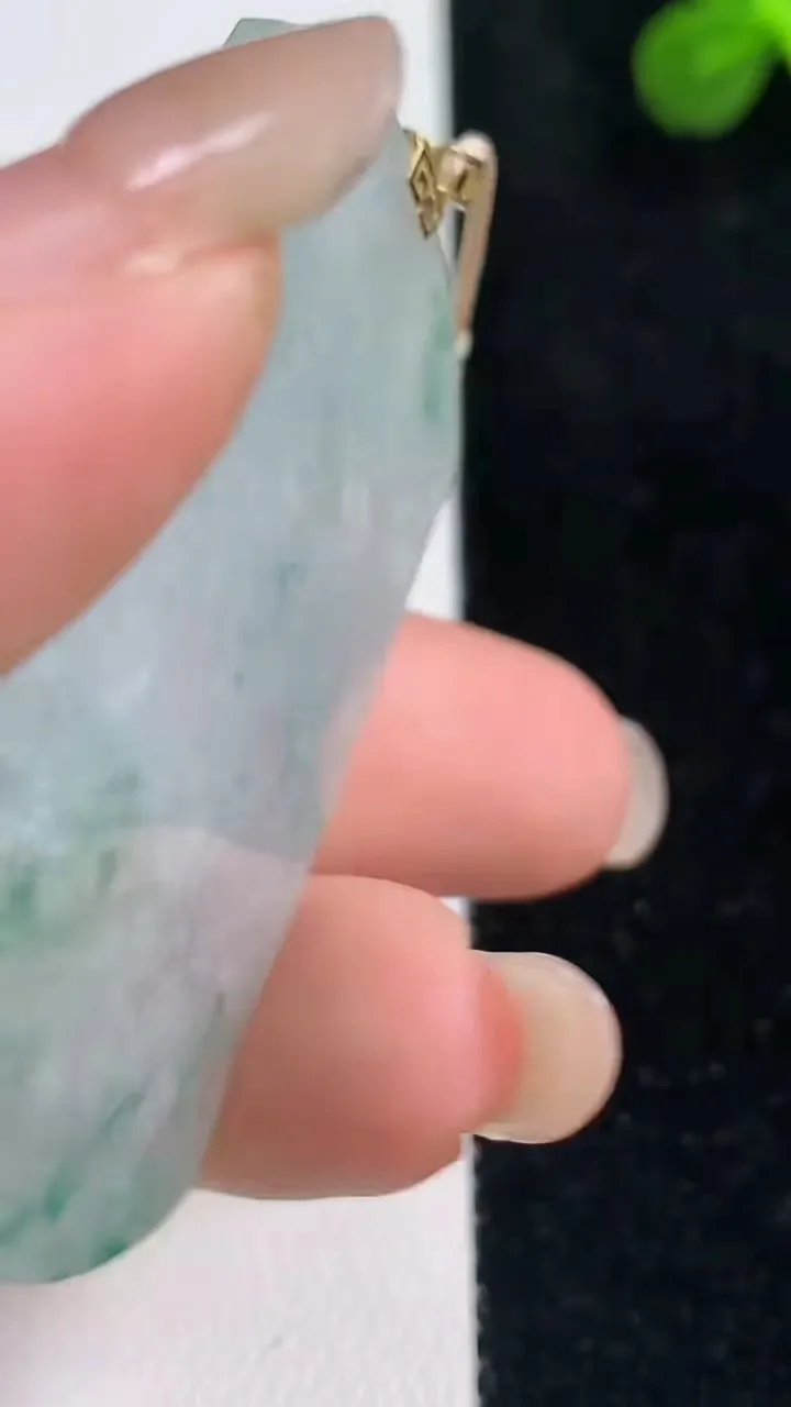 天然A货翡翠种飘花无事牌吊坠，尺寸50.5-34.8-2.6，重量:14.38g
9月6日
