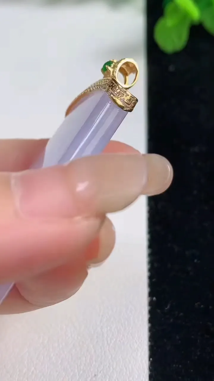 天然A货翡翠18k金紫罗兰无事牌吊坠，尺寸47.2-26.7-5.6，重量:21.36g
9月6日