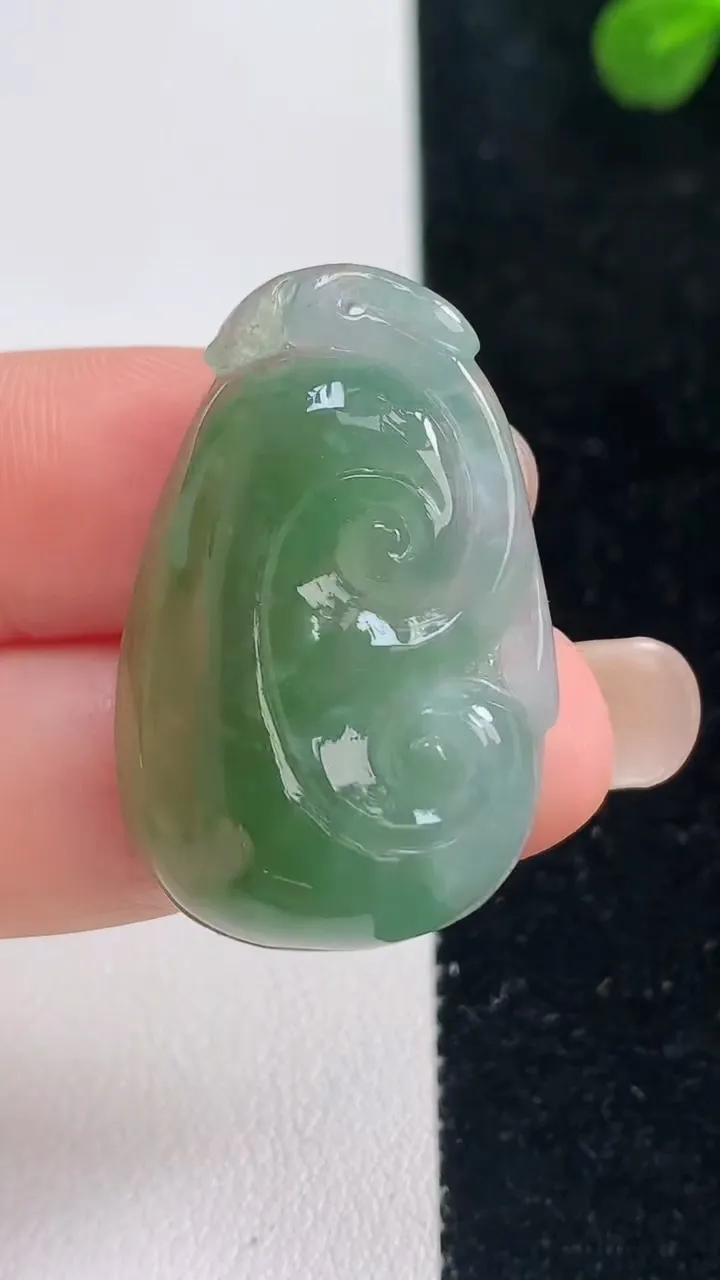 天然A货翡翠如意吊坠，尺寸33.3-21-6，重量:7.86g
9月6日